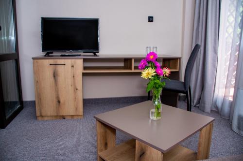 Deluxe Family Room with Balcony image 3