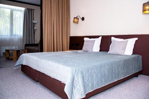 Deluxe Family Room with Balcony image 7