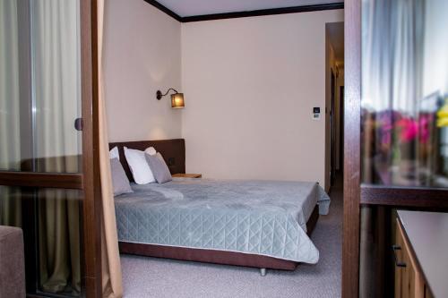 Deluxe Family Room with Balcony image 6