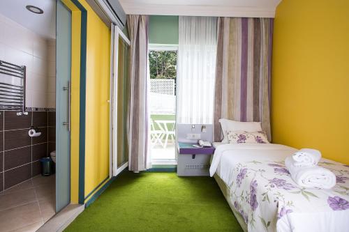 Mini Harem Hotel - image 5