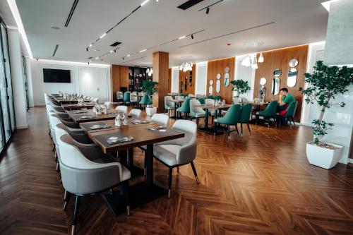 Restaurant, Holiday Hotel in Tirana