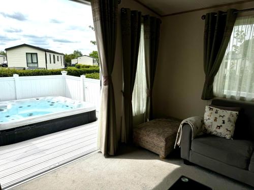 Paws Lodge, Hot Tub, Pet Friendly in South Cerney