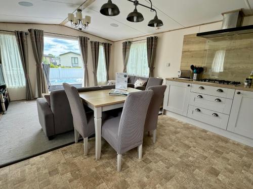 Paws Lodge, Hot Tub, Pet Friendly in South Cerney