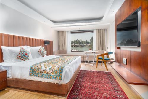 Double Room with Lake View image 8