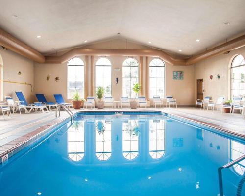 สระว่ายน้ำ, Comfort Inn Bourbonnais near I-57 in บูร์บอนเนส์ (IL)