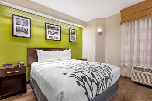 Queen Room with Tub - Accessible/Non Smoking