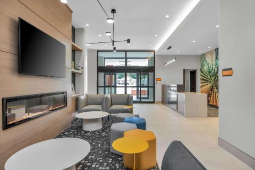 ردهة, La Quinta Inn & Suites by Wyndham San Jose Airport-Downtown in مركز مدينة سان خوسيه