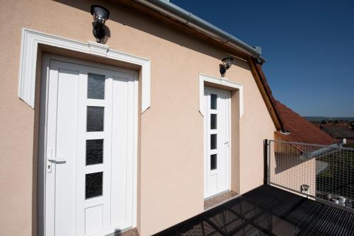 Pintu masuk, Nyugalom Szigete Apartmanok in Harkany