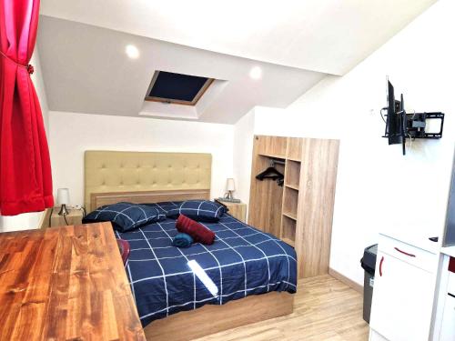 08 - Très joli studio neuf avec parking privatif gratuit (08 - Tres joli studio tout equipe pour 2 personnes, avec lit double, parking privatif gratuit, grand) in Razac Sur L'Isle