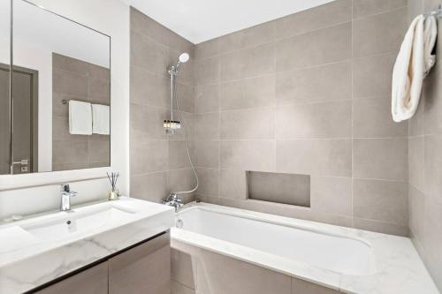 Chic 2BR Stay at Creek Horizon with Pool, Gym and Prime Dubai Location, Dubai (foto 7)