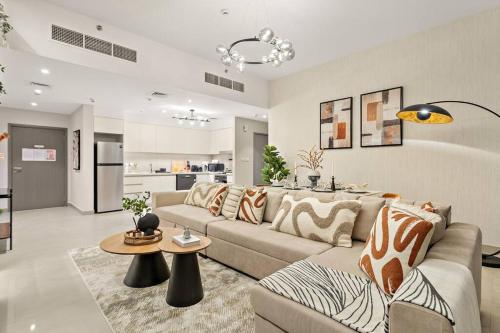 Chic 2BR Stay at Creek Horizon with Pool, Gym and Prime Dubai Location, Dubai (foto 8)