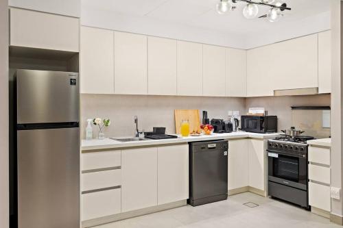Chic 2BR Stay at Creek Horizon with Pool, Gym and Prime Dubai Location, Dubai (foto 5)