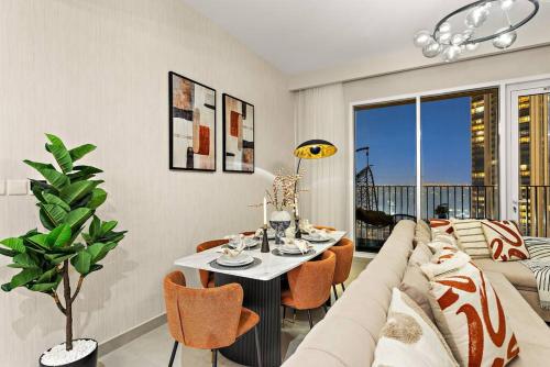 Chic 2BR Stay at Creek Horizon with Pool, Gym and Prime Dubai Location, Dubai (foto 3)