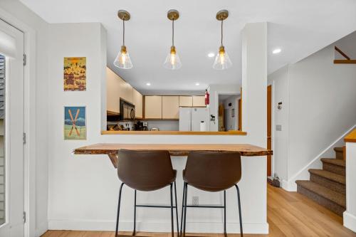 Beautiful 2BR 2BA Fall Line Condo with Mountain Views, Pool, Hot Tub, Sauna, Shuttle, G6B condo in Killington, USA