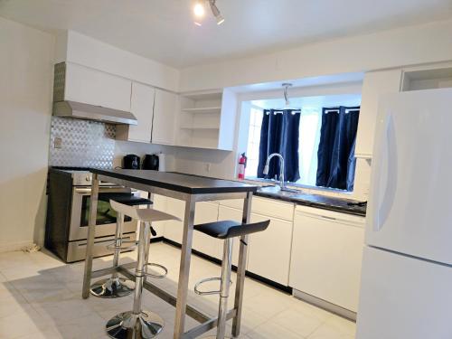 Simply Liyan Black & White Comfy Stylish Room in the heart Vancouver! Private Parking, Self Check-in & just 4 mins to Metrotown! in Burnaby, Canada
