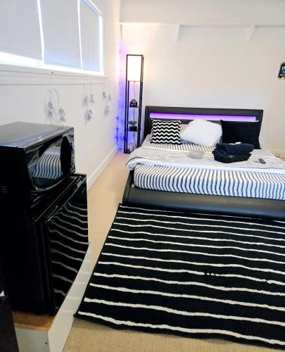 Simply Liyan Black & White Comfy Stylish Room in the heart Vancouver! Private Parking, Self Check-in & just 4 mins to Metrotown! in Burnaby, Canada
