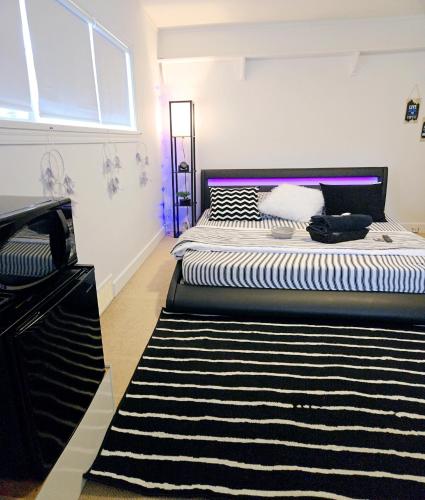 Simply Liyan Black & White Comfy Stylish Room in the heart Vancouver! Private Parking, Self Check-in & just 4 mins to Metrotown! in Burnaby, Canada