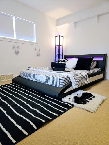 Simply Liyan Black & White Comfy Stylish Room in the heart Vancouver! Private Parking, Self Check-in & just 4 mins to Metrotown! in Burnaby, Canada