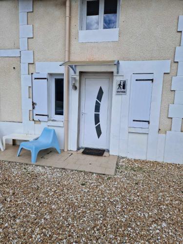 Bejárat, 08 - Très joli studio neuf avec parking privatif gratuit (08 - Tres joli studio tout equipe pour 2 personnes, avec lit double, parking privatif gratuit, grand) in Razac Sur L'Isle