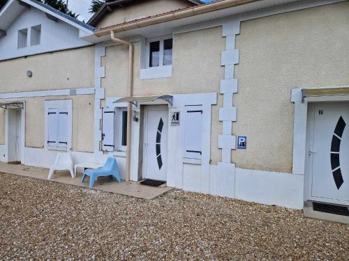 Ieeja, 09 - Joli studio neuf avec vue sur jardin arboré et parking privatif gratuit (09 - Joli studio avec clim, 2 lits, un lit double et un lit simple, logement tout equipe pour 1, 2 o) in Razac Sur L'Isle mazpilsēta