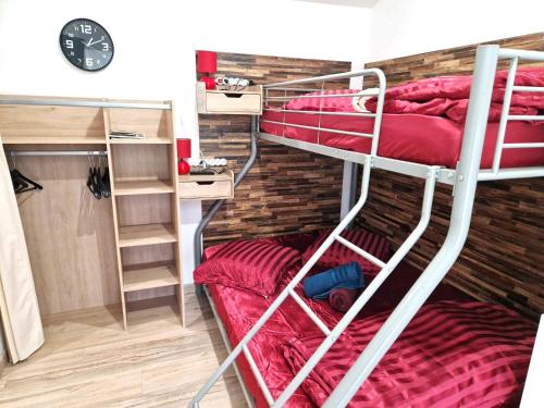 09 - Joli studio neuf avec vue sur jardin arboré et parking privatif gratuit (09 - Joli studio avec clim, 2 lits, un lit double et un lit simple, logement tout equipe pour 1, 2 o) in Razac Sur L'Isle mazpilsēta