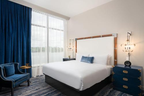 King Room with River View image 4
