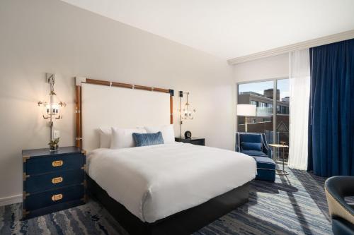 King Room with City View image 2