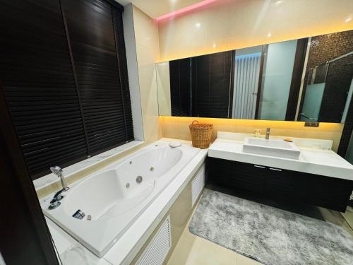 Hot tub, Sunrise Villa 21 in Ao Por