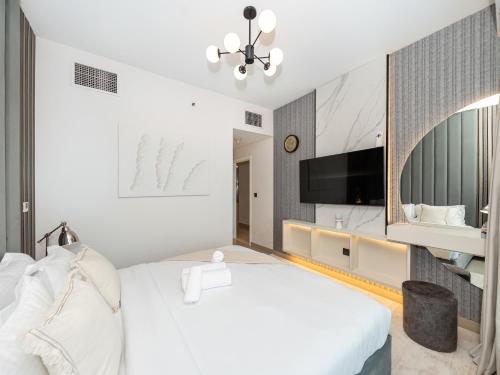 Skyline Serenity Holiday Home I Lavish 2 Bedroom I Burj Khalifa & Fountain Views I Free Gym Pool Parking Wi-Fi and PS5 - image 11