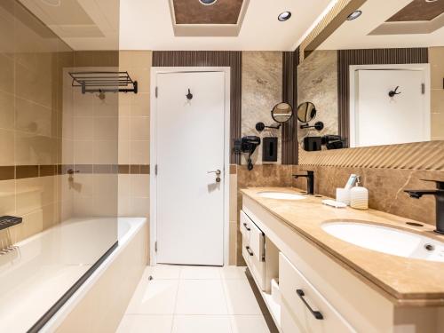 Skyline Serenity Holiday Home I Lavish 2 Bedroom I Burj Khalifa & Fountain Views I Free Gym Pool Parking Wi-Fi and PS5 - image 4