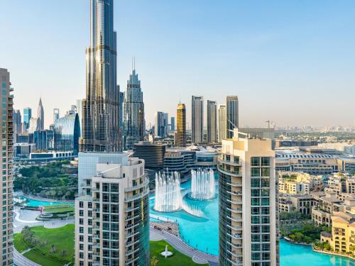 Skyline Serenity Holiday Home I Lavish 2 Bedroom I Burj Khalifa & Fountain Views I Free Gym, Pool, Parking, Wi-Fi and PS5, Dubaï