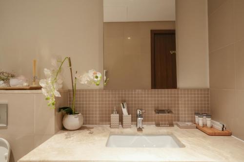 CH Urban Haven - 1BR at Boulevard Point with Burj & Fountain Views, Dubai (photo 6)