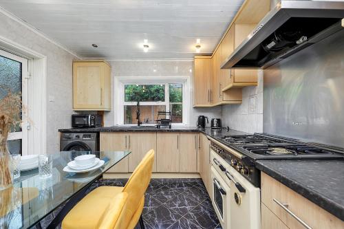 5 Bed Town-house by Harlington, London (photo 9)