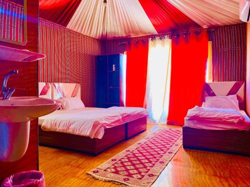 1 double bed, 2 twin beds