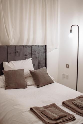 Central & Spacious, Sleeps 8, Perfect for Groups - Tap to explore photos