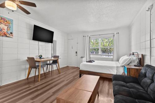 Modern Downtown St Petersburg Studio Pet-Friendly Affordable! in St Petersburg, USA