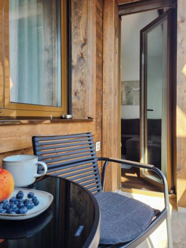 شرفة/ تراس, Apartman Zlatna Noć - Kapije Zlatibora (Apartman Zlatna Noc - Kapije Zlatibora) in Sloboda