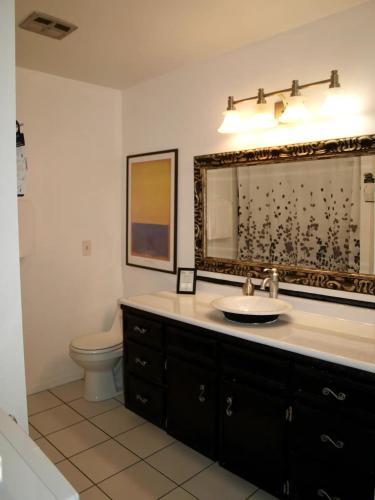 Beautifully eclectic eco-friendly 2-bedroom, 2-bathroom home with office in Kentwood, USA