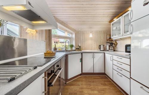 ห้องครัว, Nice Home In Ebeltoft With Sauna in เบอสลุม