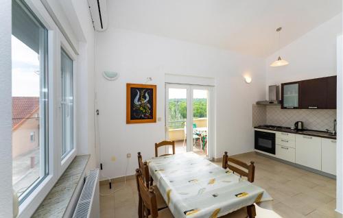 virtuve, 1 Bedroom Beautiful Apartment In Krusevo in Obrovac
