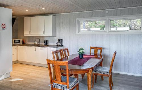 3 Bedroom Beautiful Home In Torvikbukt