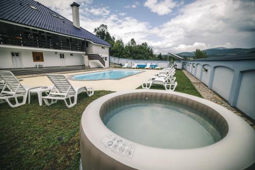 Royal Blue Rose in Gornja Trepca