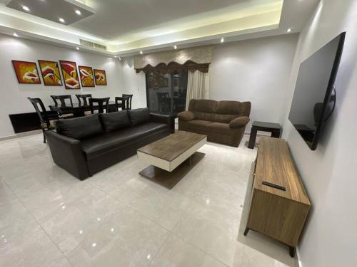 2 En-suite Rooms, Central & Spacious - Tap to explore photos