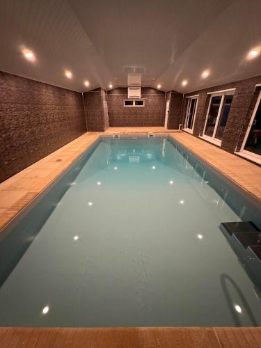Басейн, Little Eden New Forest and Coastal Retreat Langley Hampshire in Holbury and North Blackfield