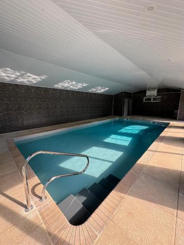 Басейн, Little Eden New Forest and Coastal Retreat Langley Hampshire in Holbury and North Blackfield