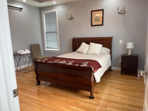 Queen Room in Whitsett, USA