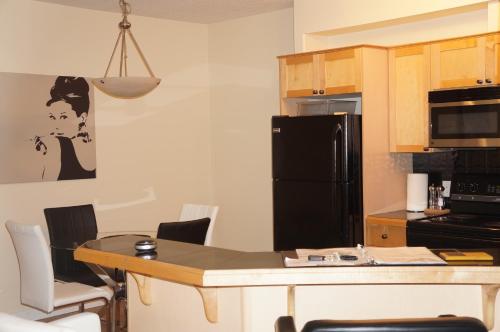 Luxury Corporate Housing: Furnished 2BR Townhouse in Vancouver, Canada