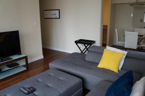 Luxury Corporate Housing: Furnished 2BR Townhouse in Vancouver, Canada
