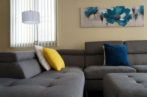 Luxury Corporate Housing: Furnished 2BR Townhouse in Vancouver, Canada