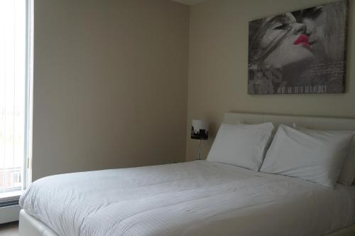 Luxury Corporate Housing: Furnished 2BR Townhouse in Vancouver, Canada